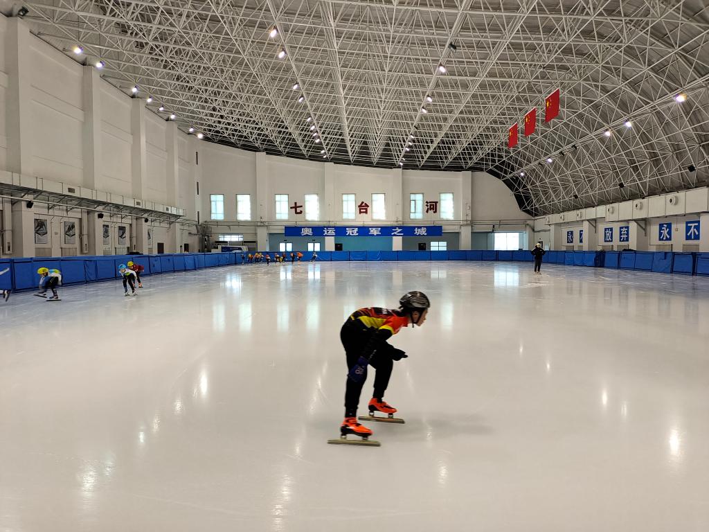 2月7日,七台河体育中心内,青少年运动员正在训练.