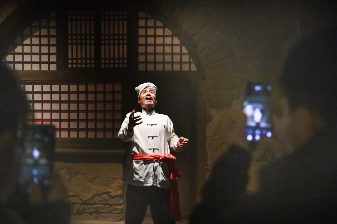 歌手胡俊成在陕北民歌博物馆为观众表演陕北民歌新华社记者 陶明 摄