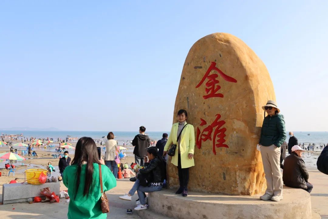 游客在金滩游玩.东兴市融媒体中心供图