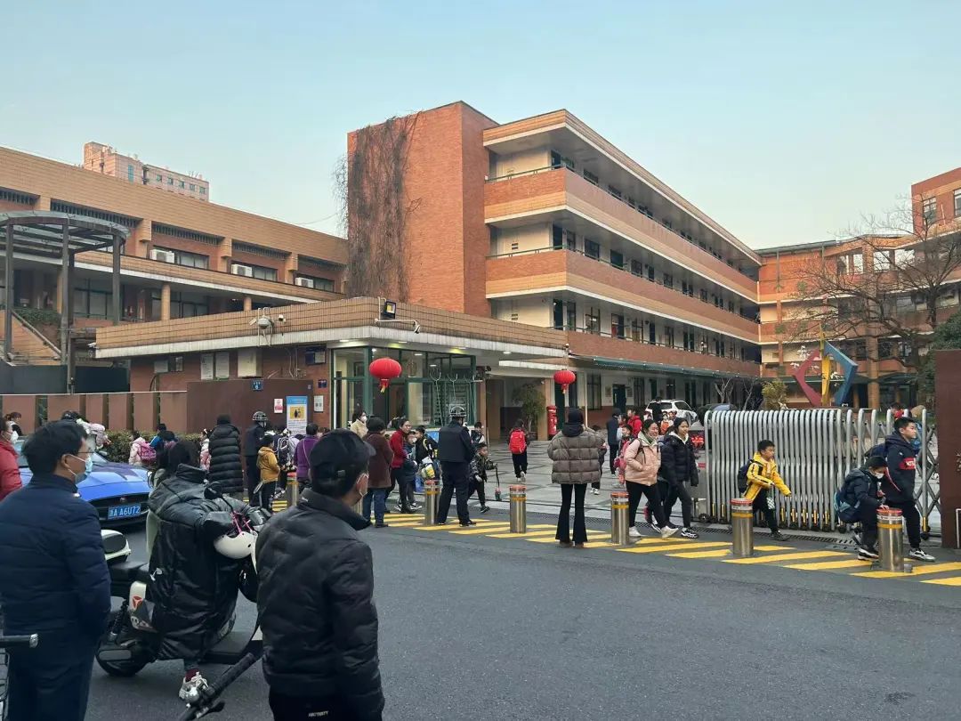 上海一班级停课4天？区教育局：属实，学生患甲流！因发烧停课，不一定是新冠，多地提醒→休闲区蓝鸢梦想 - Www.slyday.coM