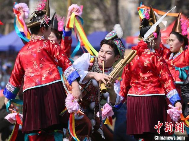 图为侗族民众跳起芦笙舞 龙林智 摄