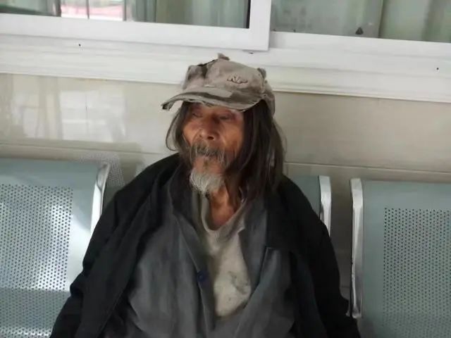 老人被确认车祸死亡 11年后死而复生,天大的误会是如何造成的?