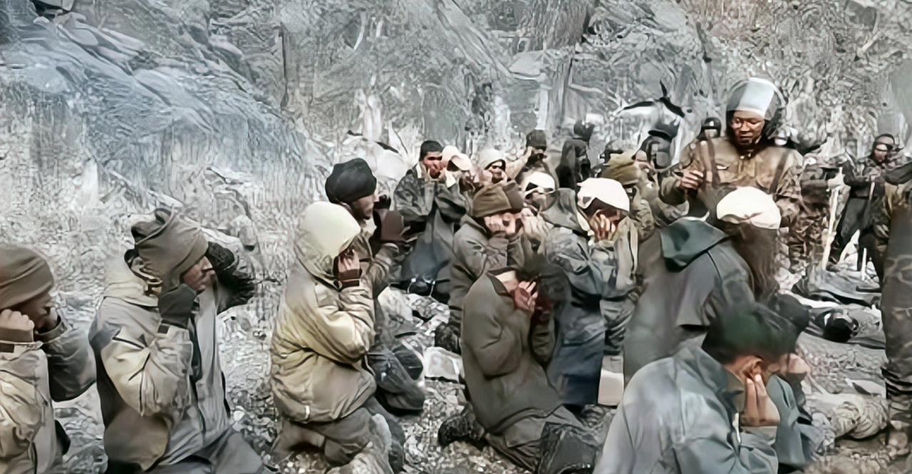1962年中印反击战,解放军全歼印度王牌军,敌军投降画面被拍下__财经