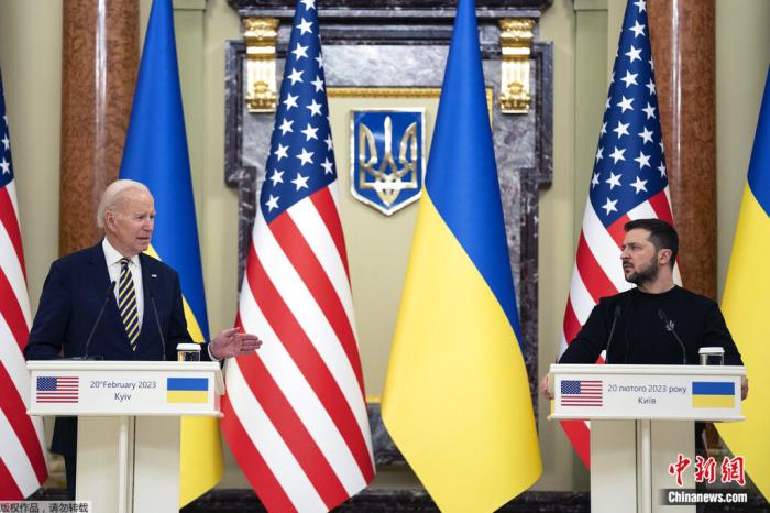 当地时间2023年2月20日，美国总统拜登（左）在马林斯基宫与乌克兰总统泽连斯基发表联合声明。