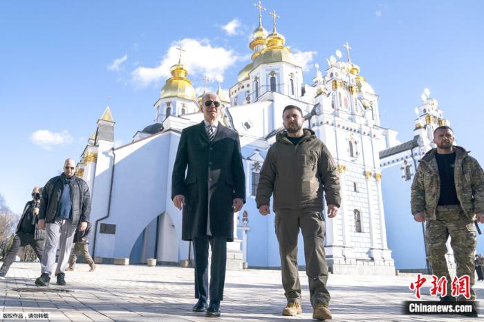 当地时间2023年2月20日，美国总统拜登与乌克兰总统泽连斯基在乌克兰首都基辅一教堂前会面交谈。