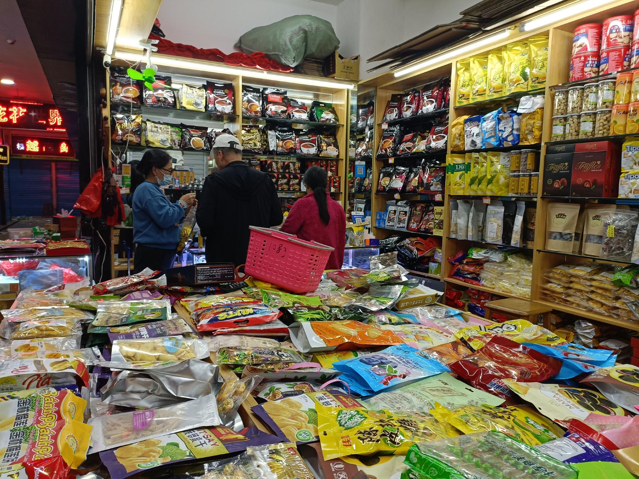 游客在越南特产店里选购商品.新京报记者 吴采倩 摄