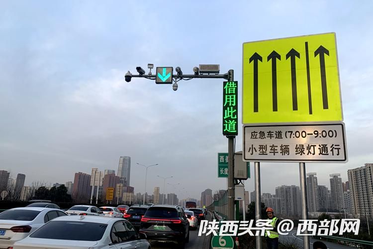 请广大车辆按照信号灯指示通行