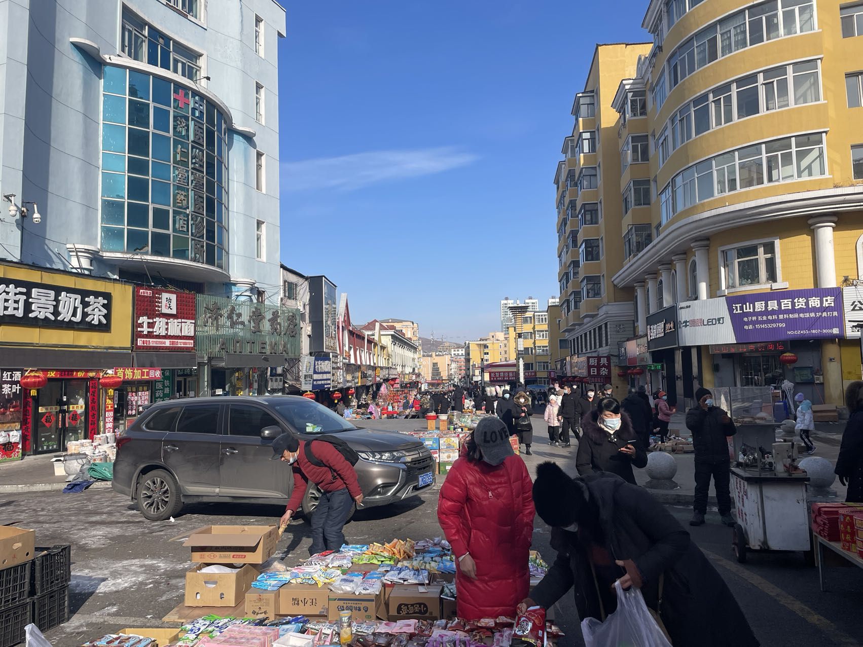 绥芬河步行街上的集市。新京报记者史航摄