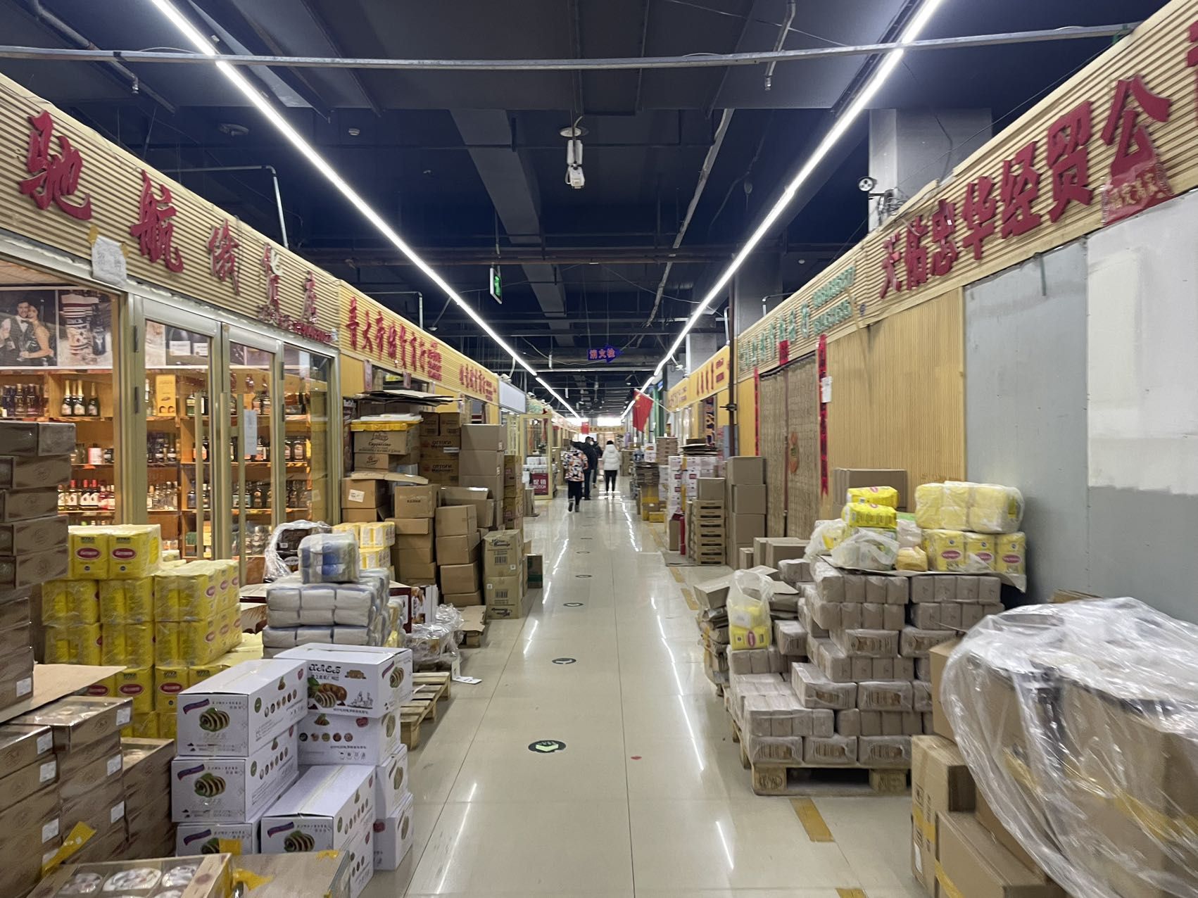 伊戈尔商城里，包装好的俄货堆在商家门口。新京报记者 史航摄