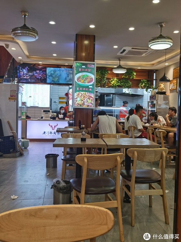 当澳门霓虹照进珠海城中村：金鼎巷150元房租里的跨境爱情样本