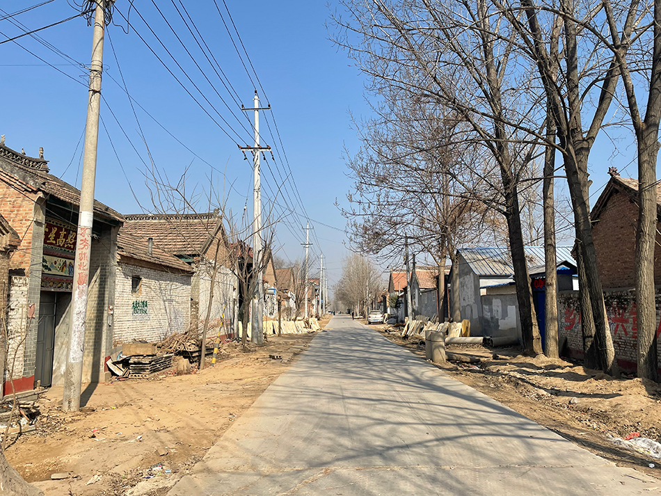 山东菏泽尹集村,郭丽铭刻30多年前,我方从这条路被带回了买家家中 倾盆新闻记者 何沛芸 摄