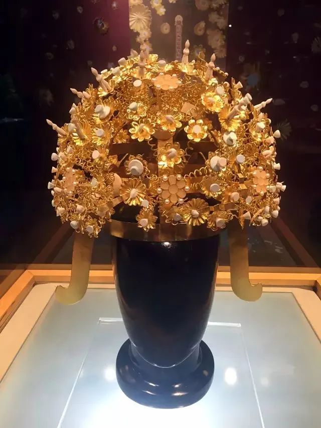 隋炀帝墓出土的萧后凤冠还原后复制品.图片来源:扬州博物馆