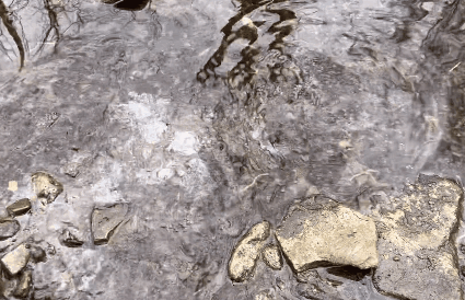 万斯发布当地河流“彩虹水”视频