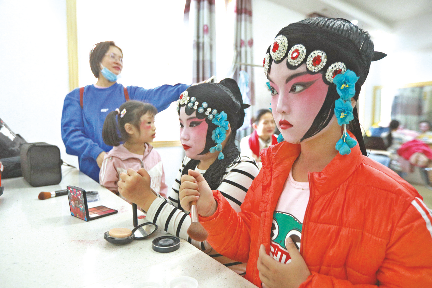 &nbsp;&nbsp;&nbsp;&nbsp;学习京剧的学生在舞台后台化妆.