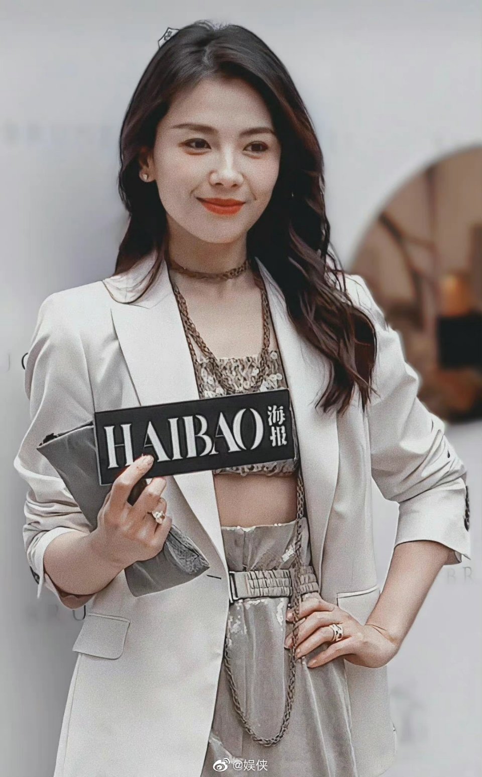 刘涛米兰时装周生图状态好棒,白西装 金色长裙的搭配好美……|刘涛