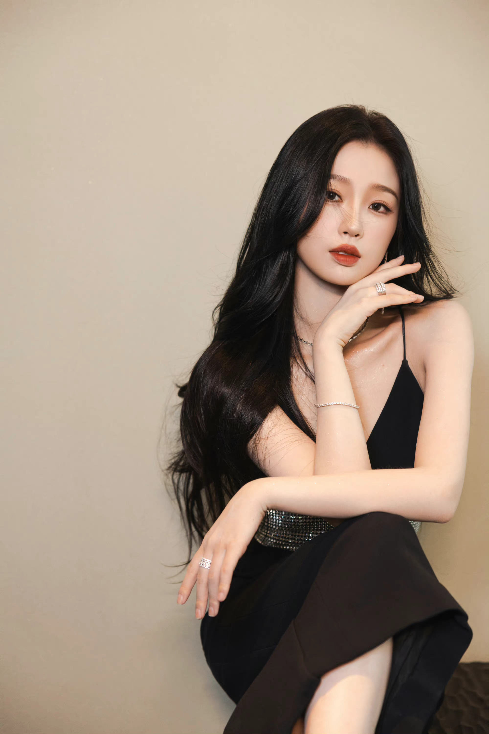 虞书欣黑色吊带裙造型优雅性感