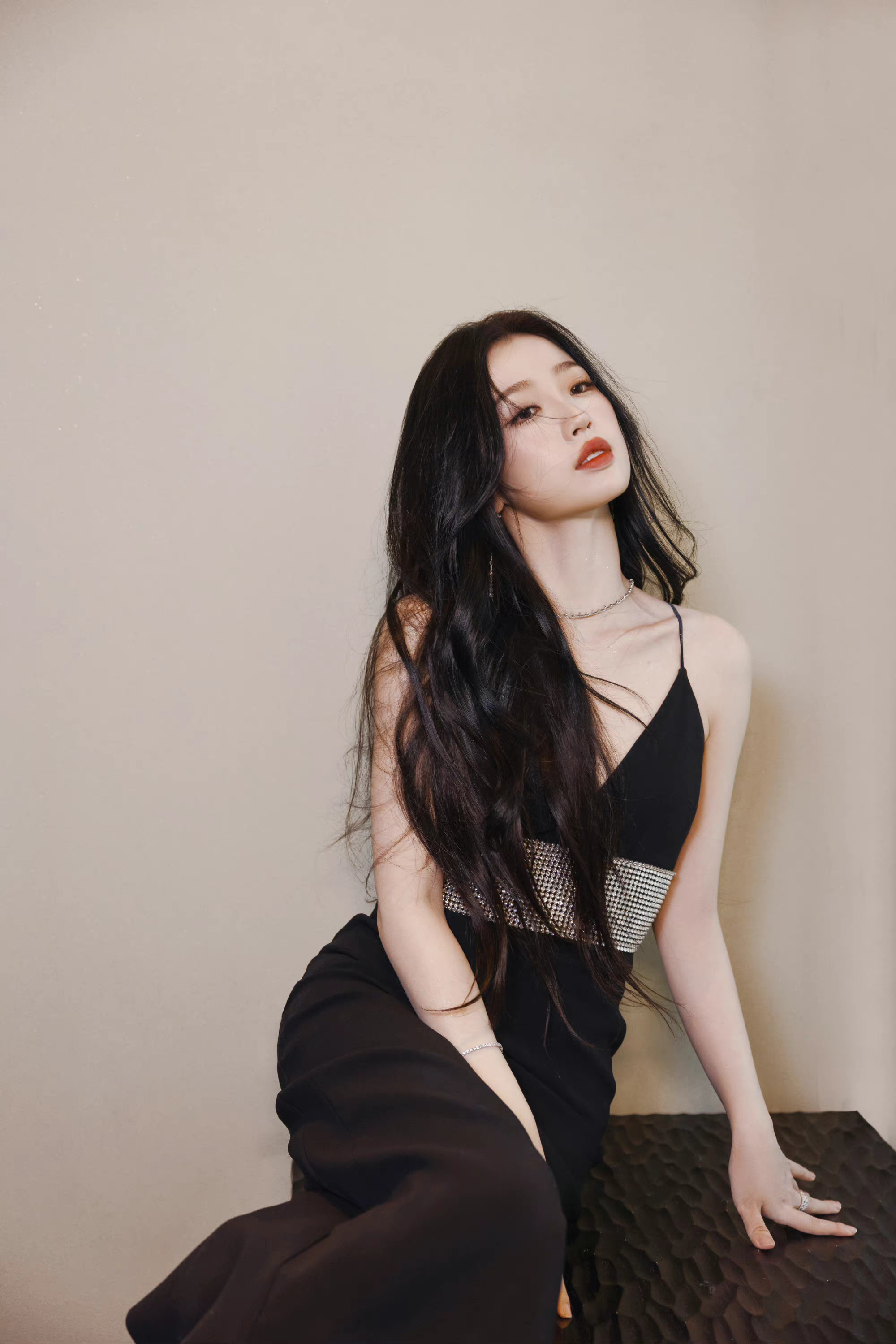 虞书欣黑色吊带裙造型优雅性感