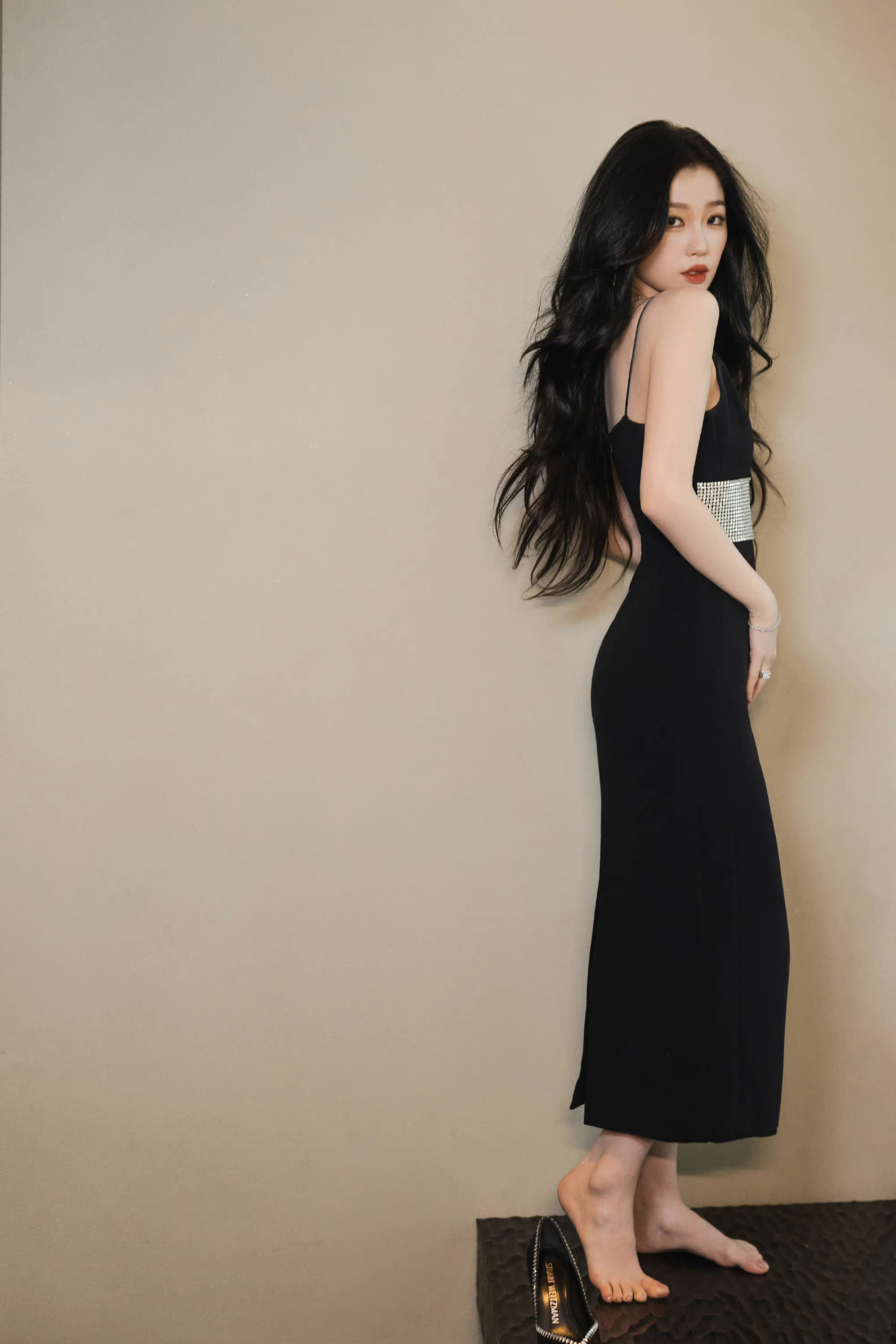 虞书欣黑色吊带裙造型优雅性感