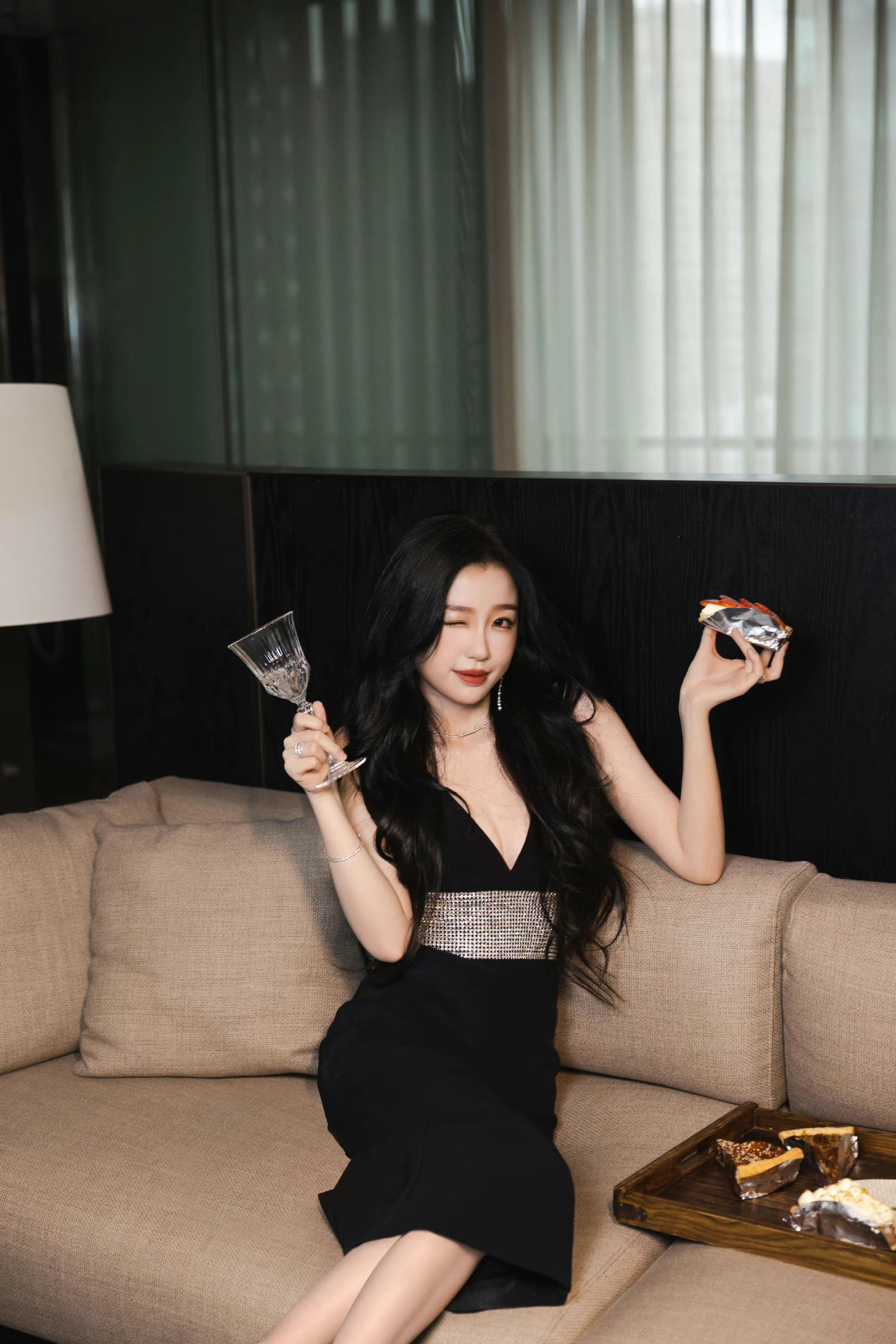 虞书欣黑色吊带裙造型优雅性感