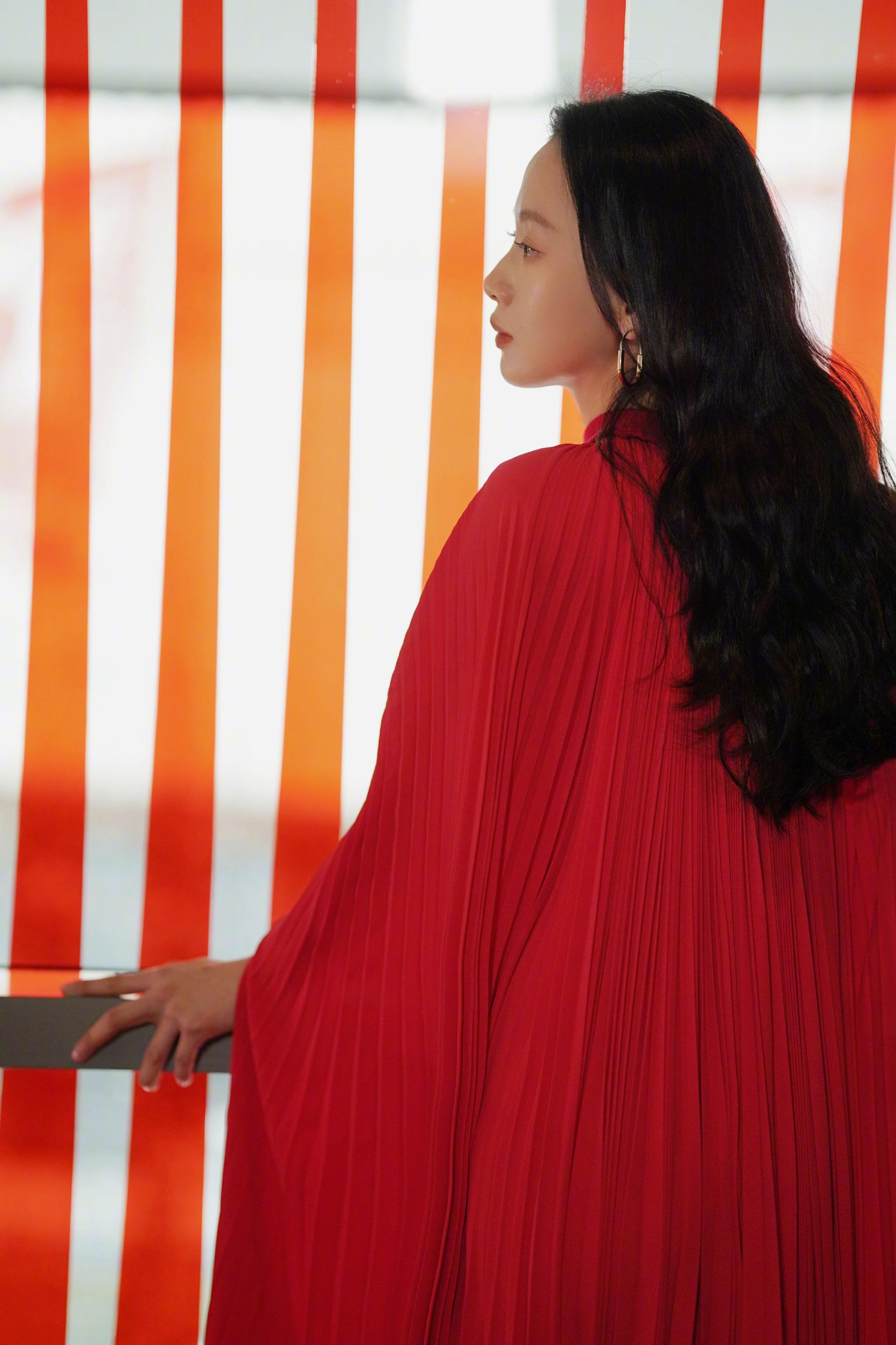 李梦在《雪云》柏林电影节首映日的另一套造型