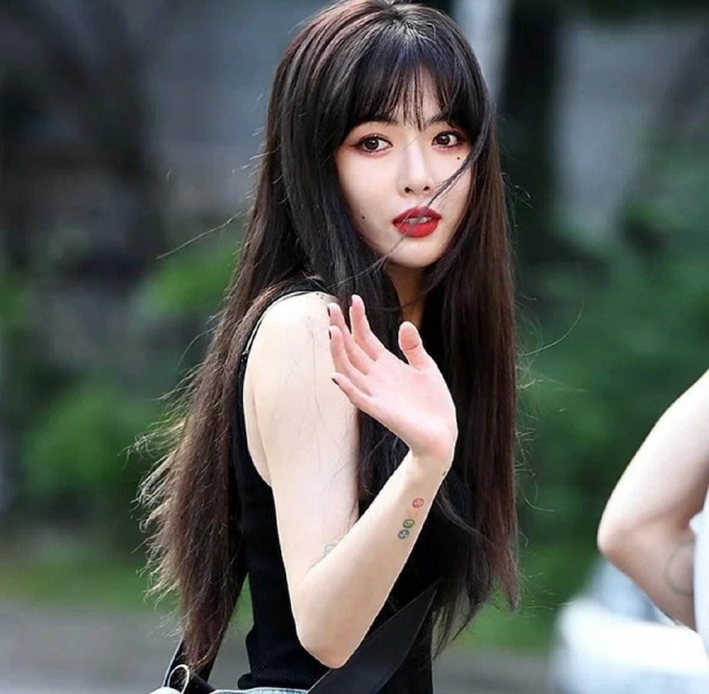黑色系头发的泫雅 好美啊 !|黑色系|头发_新浪新闻