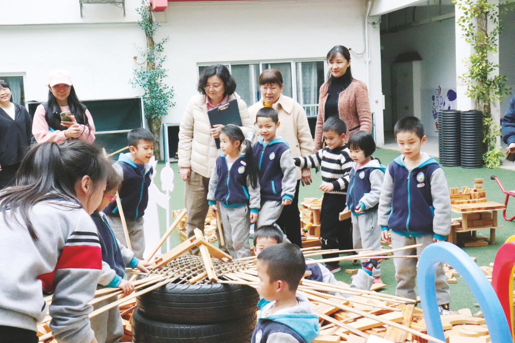   专家指导南宁市林里桥中段幼儿园教师开展安吉游戏