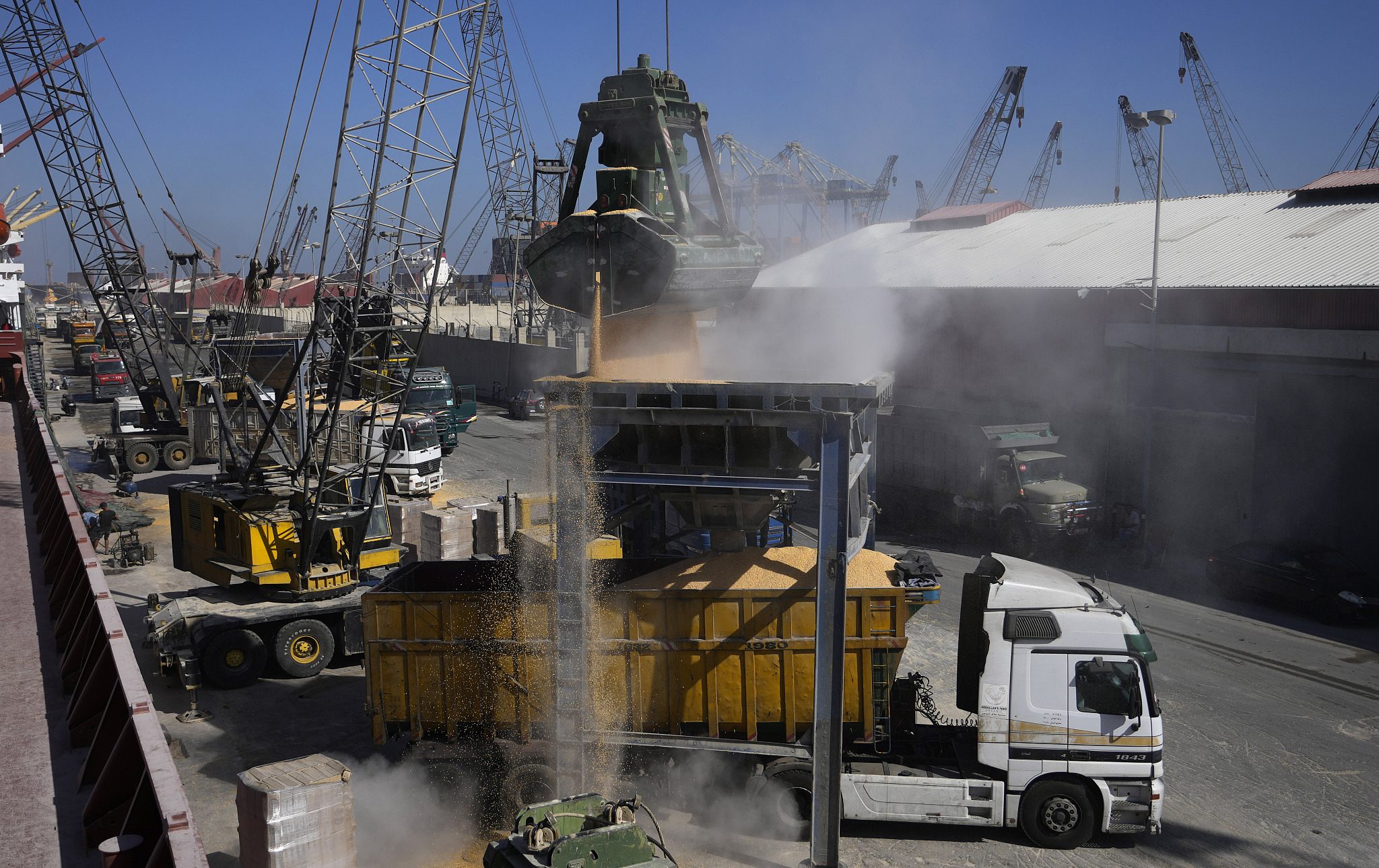 一艘载有数千吨玉米和植物油的船只从乌克兰抵达黎巴嫩港口