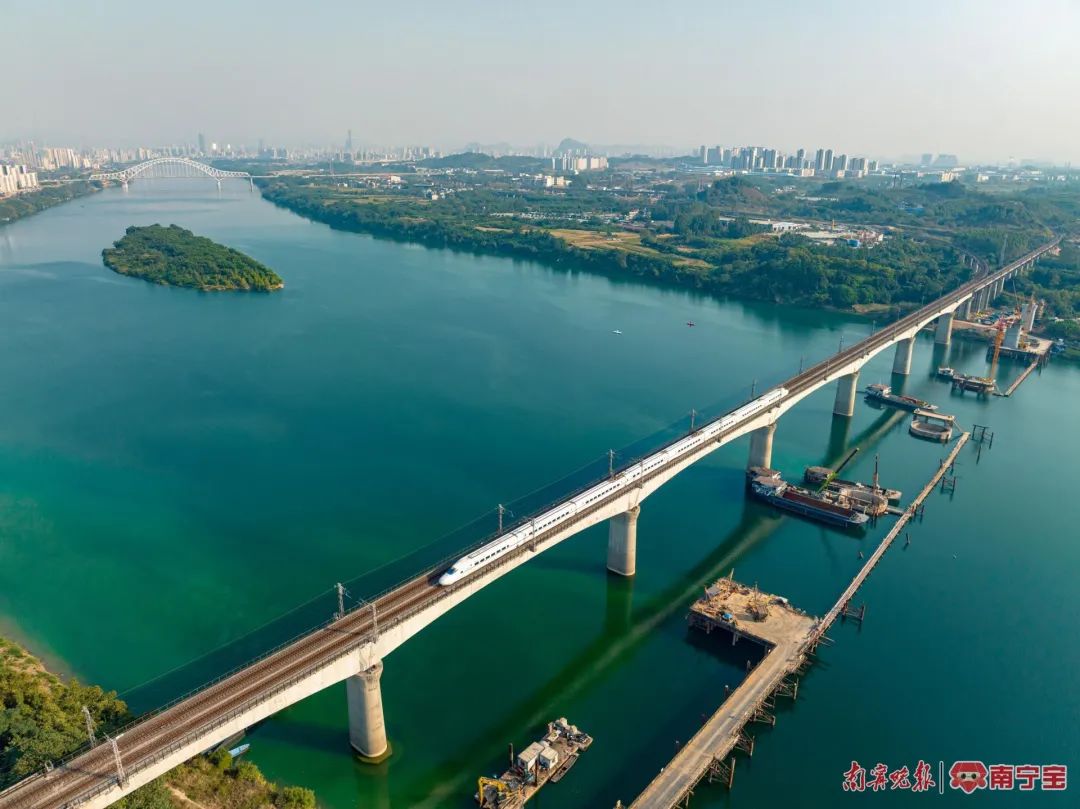 动车驶过衡柳线柳州区段铁路桥&nbsp; &nbsp; 通讯员 黄舞杰 摄&