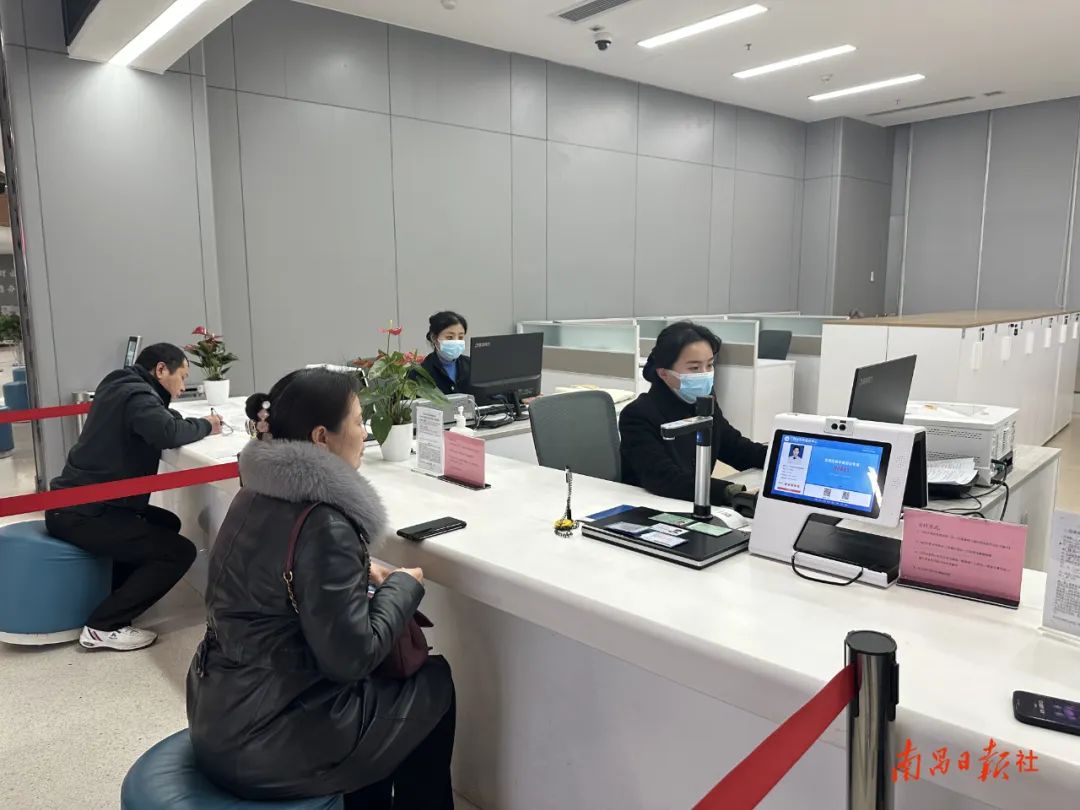 市民在南昌市民中心业务大厅办事 资料图