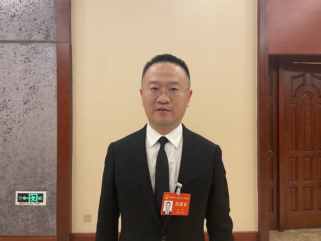 成都市人大代表,四川和平卫士集团有限公司党支部书记,董事长江涛接受