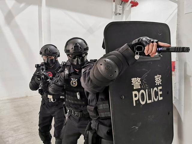 快速射击,营救人质……上海杨浦特警开展春季大练兵|特警_新浪财经
