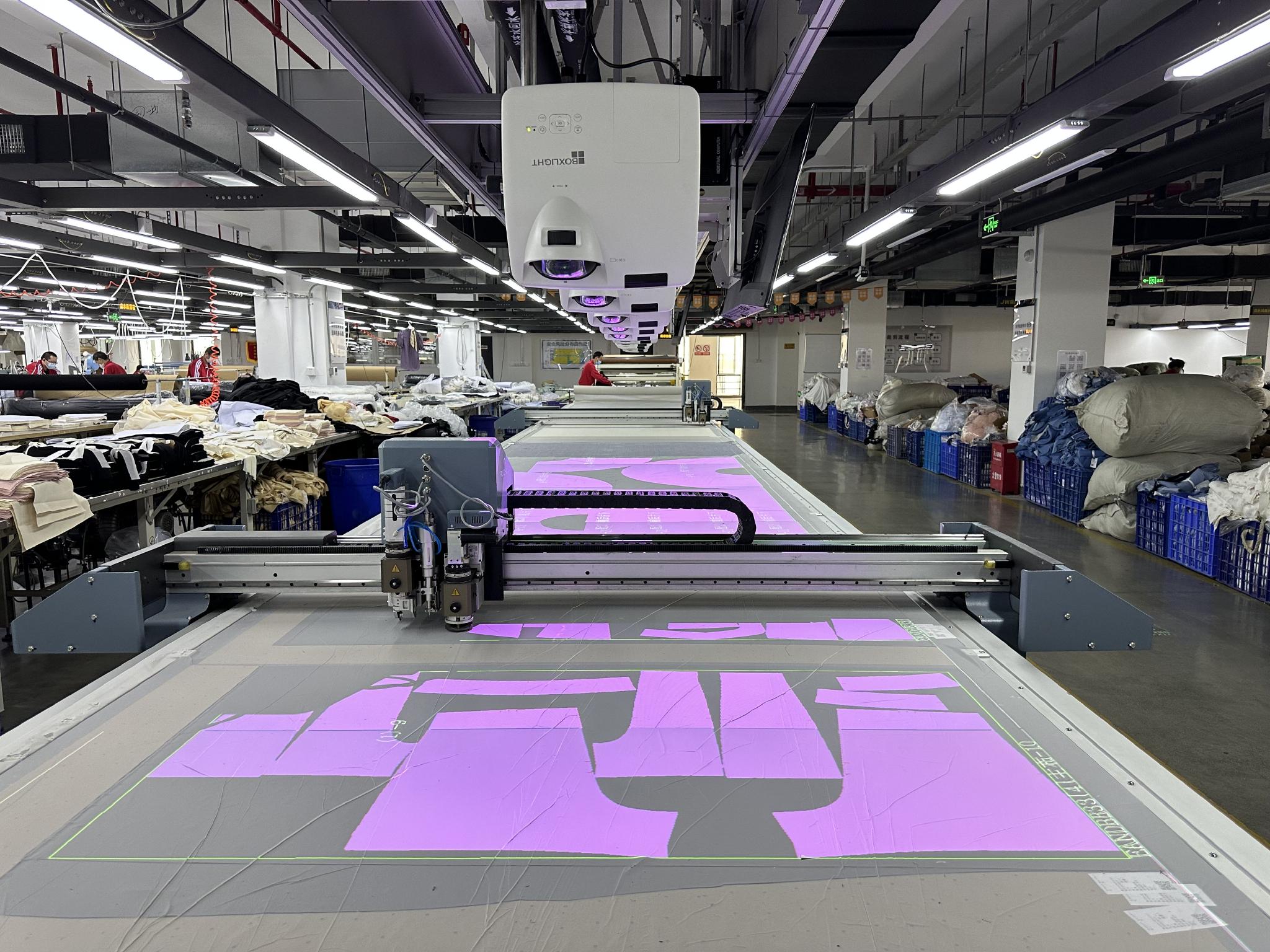 智能裁剪机,现代化模板机,顶升式机器人,智能化管理流水车位……台企