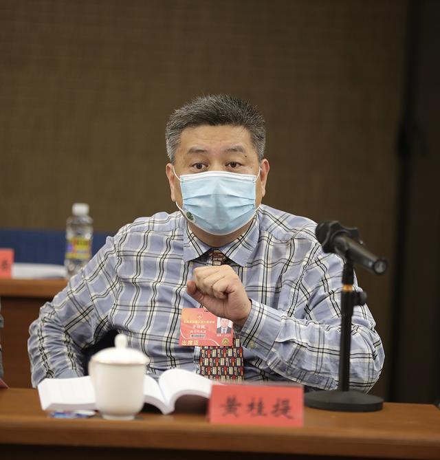 支持黃代表建议，海南应尽快取消房地产的限购限售等政策