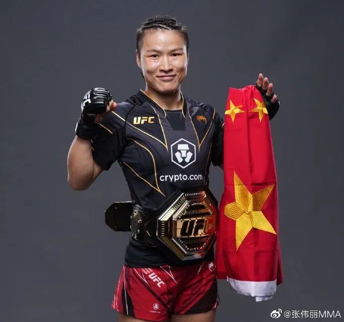 张伟丽重夺金腰带.