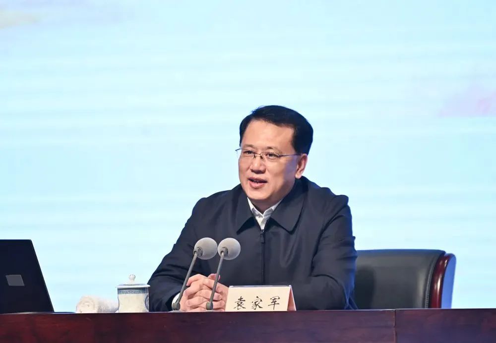 2月22日下午,在重庆大学,市委书记袁家军向广大师生宣讲党的二十大