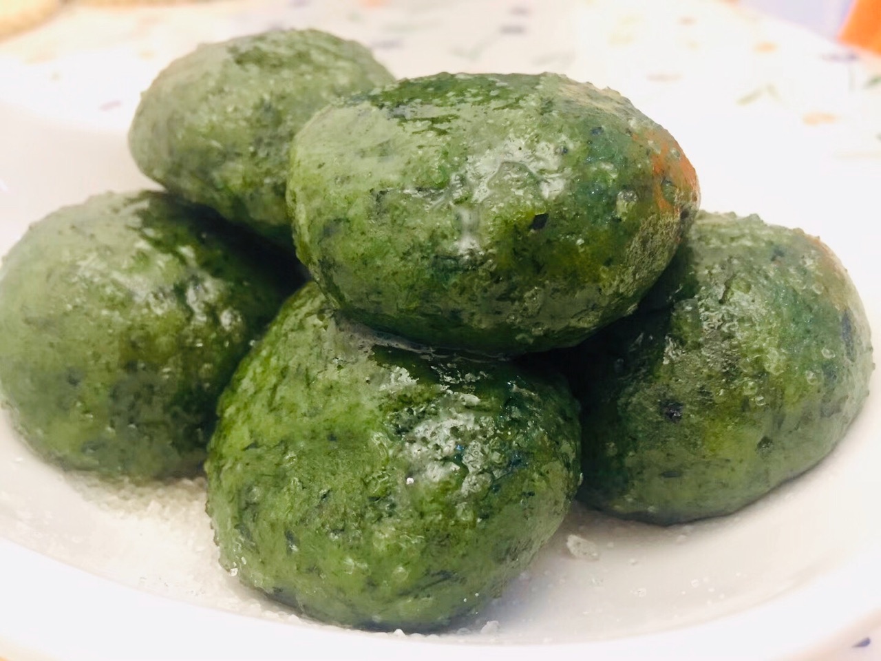 做好的艾蒿粑粑,放在油里面一炸,非常非常的香,很好吃的.