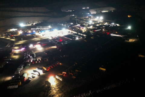 2月23日凌晨，各救援队伍在内蒙古自治区阿拉善盟阿拉善左旗新井煤业有限公司集结（无人机照片）。图源：新华社