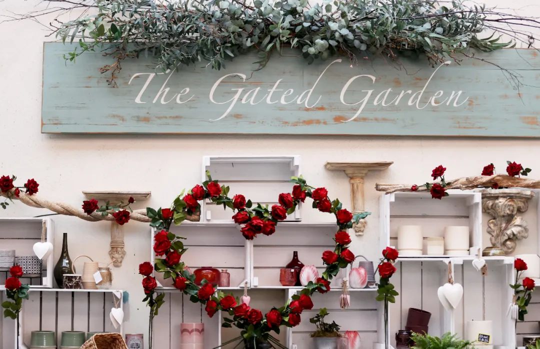 当地时间2023年2月9日在英国伦敦博罗市场拍摄的一家花店.图/新荤社