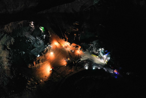 2月23日凌晨，救援车辆在事故露天煤矿作业（无人机照片）。图源：新华社