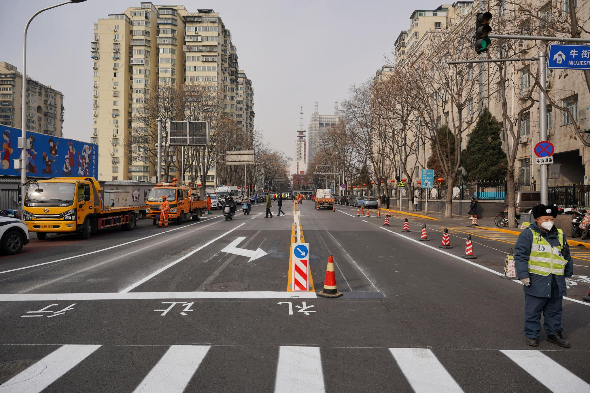 整治改造完成后的牛街四条，道路标线也进行了重新施划，交通秩序改善明显。新京报记者 王贵彬 摄