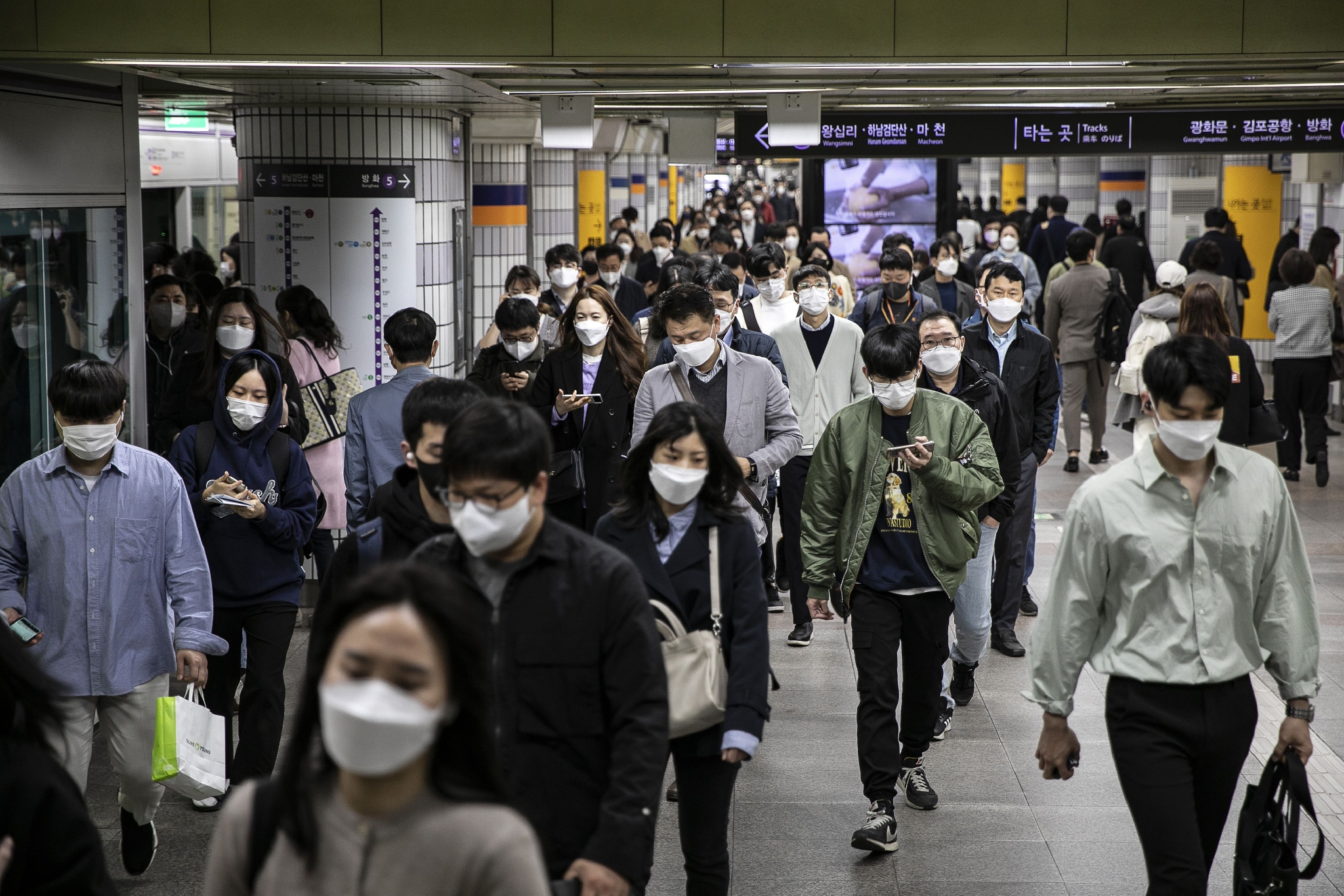 当地时期2022年4月18日，韩国首尔，地铁内的东说念主群。图/视觉中国