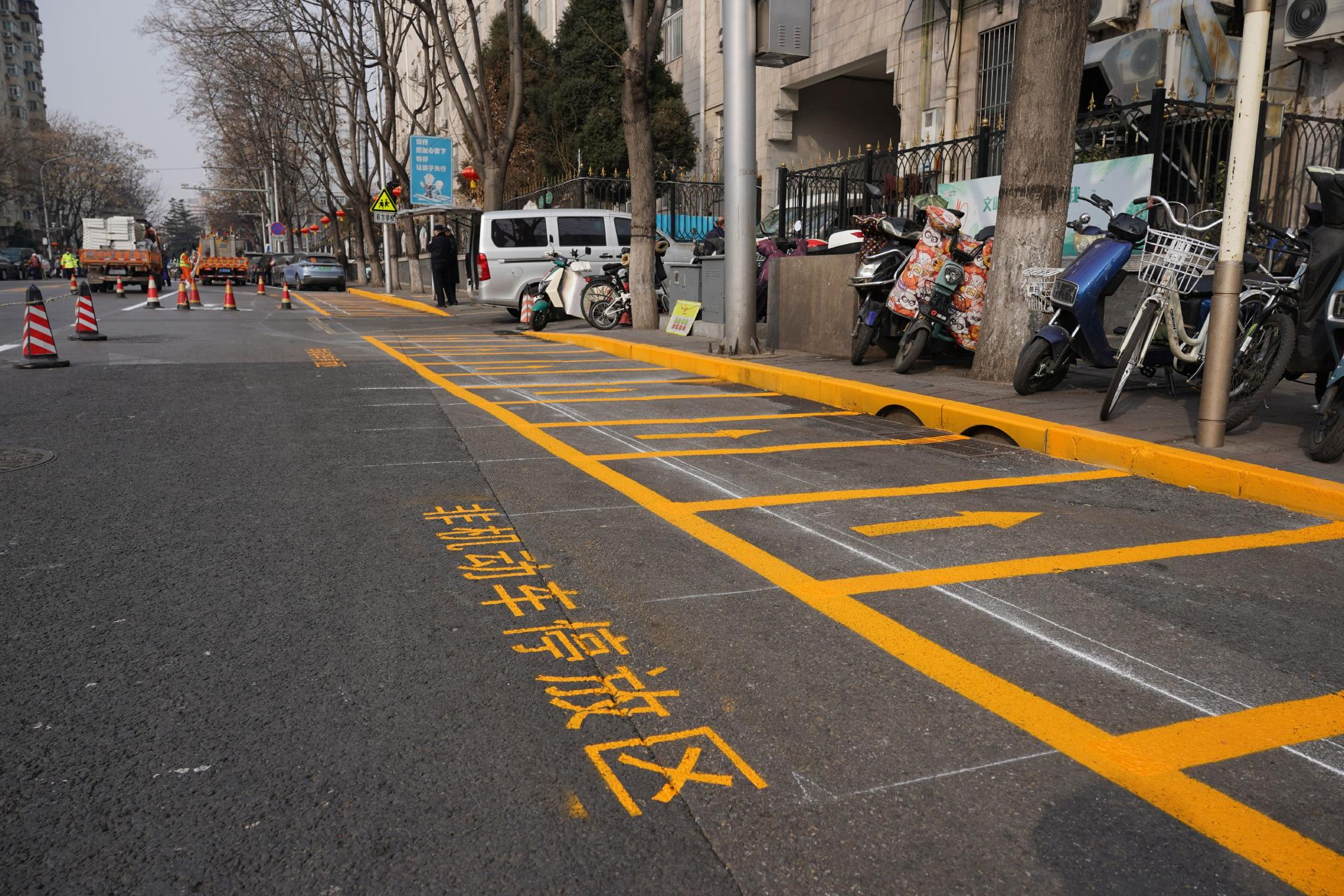 学校门前增设了非机动车专用停放区。新京报记者 王贵彬 摄