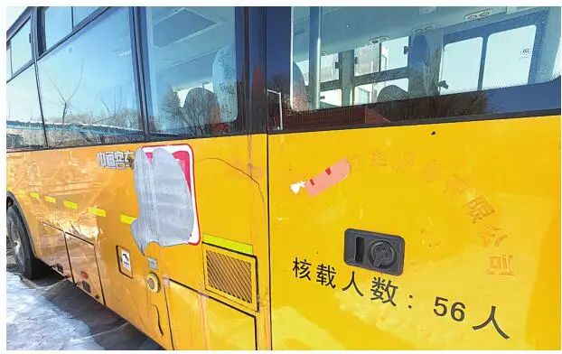 僵尸校车圈占祥阁学校停车场