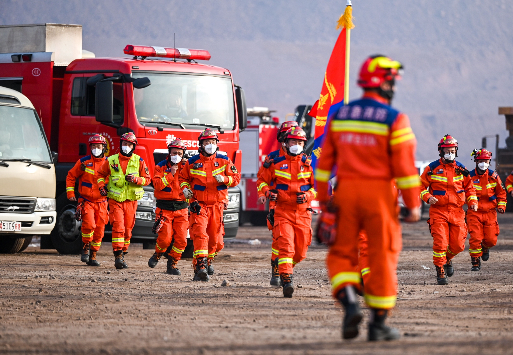 2月22日13时许，内蒙古自治区阿拉善盟阿拉善左旗新井煤业有限公司露天煤矿发生大面积坍塌。目前救援人员正在事故现场集结，全力开展救援工作。 新华社记者 连振 摄