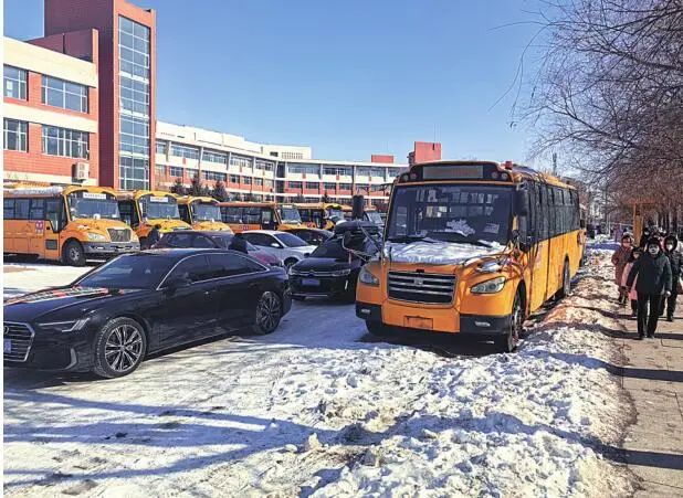 僵尸校车圈占祥阁学校停车场