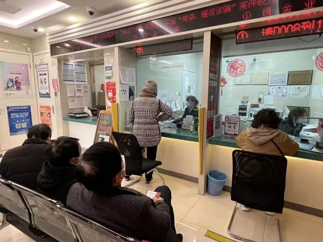 人们在银行排队办理业务 张闻迪 摄