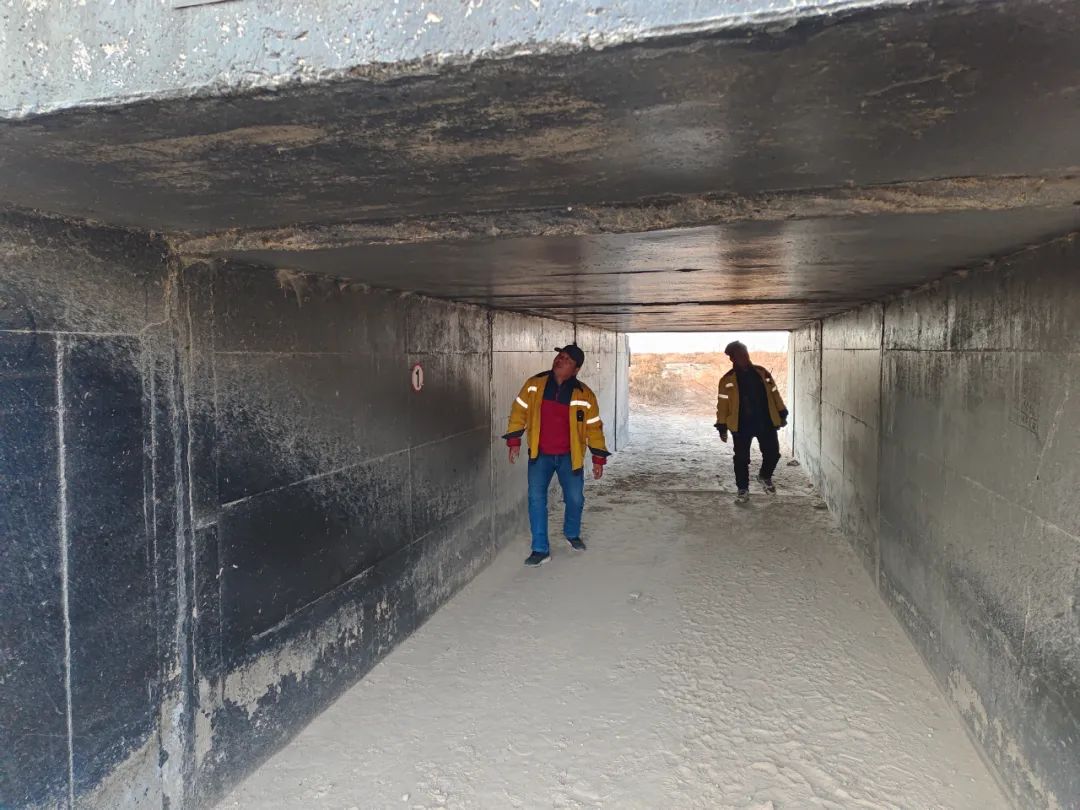 喀什基础设施段作业人员对巴楚至和田区间铁路桥涵设施进行检查.