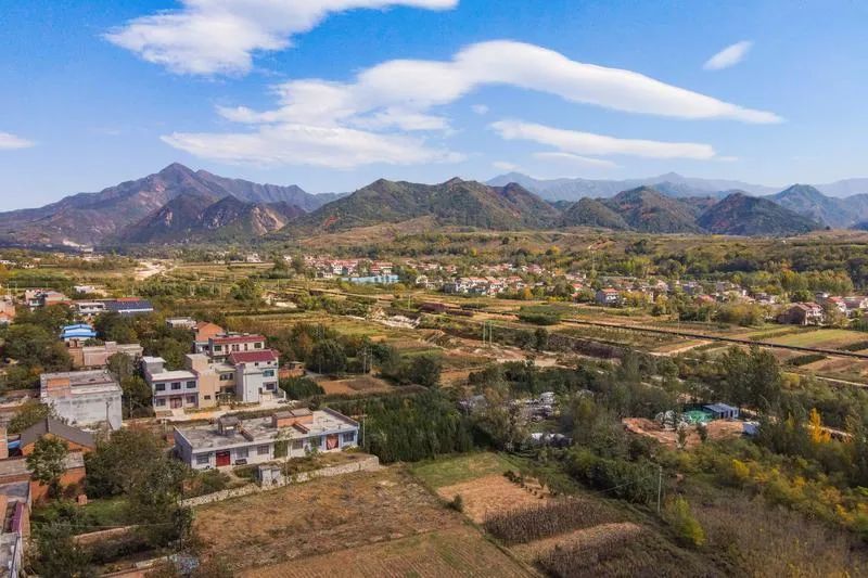 资料图:空中俯瞰蓝田县玉山镇刘寨村