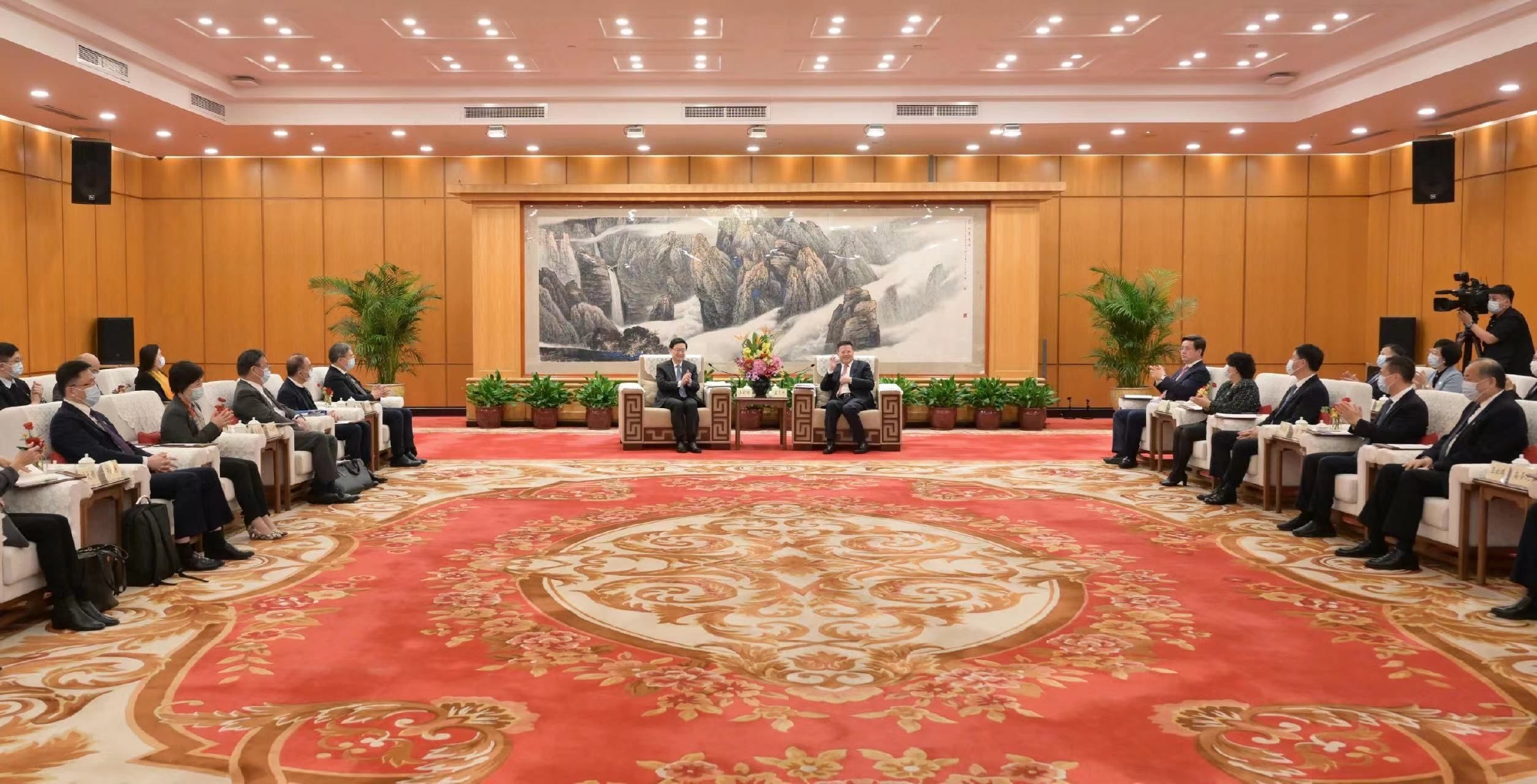 李家超(左)与深圳市委书记孟凡利(右)会面 图源:香港特区政府新闻网