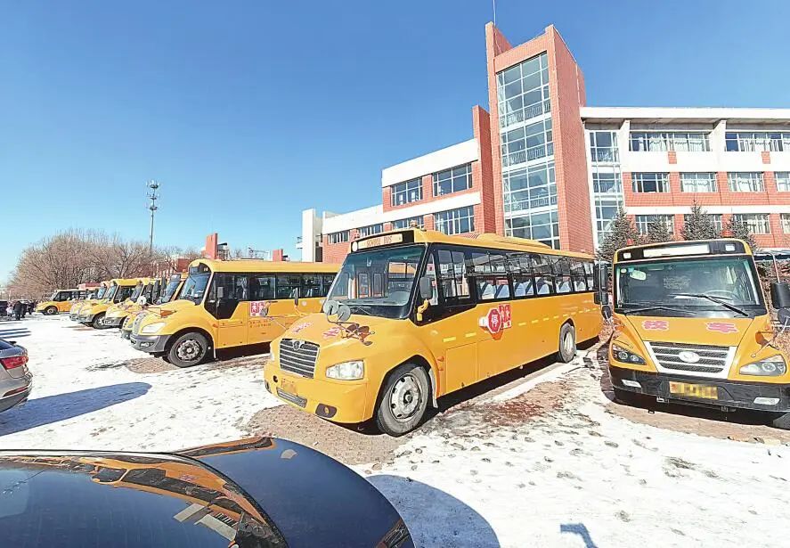 僵尸校车圈占祥阁学校停车场